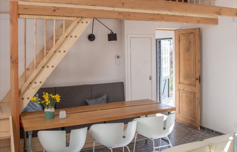 Gemuetliche Essecke im Ferienhaus Walsoorden, Zeeuws-Vlaanderen, mit Holzdetails.