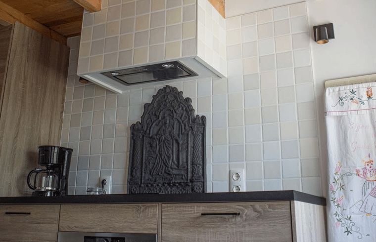 Moderne Kueche im Ferienhaus Walsoorden, Zeeuws-Vlaanderen, mit stilvoller Einrichtung.