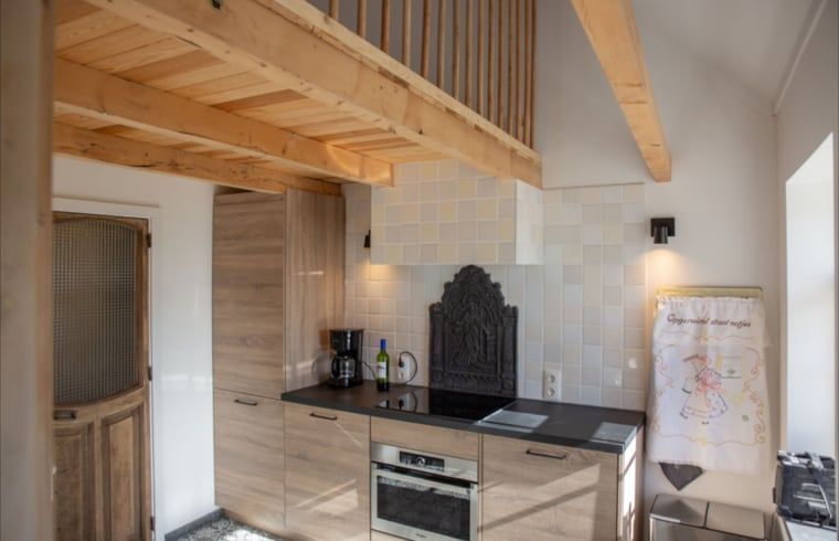 Offene Kueche mit Holzbalken im Ferienhaus Walsoorden, Zeeuws-Vlaanderen, Zeeland.