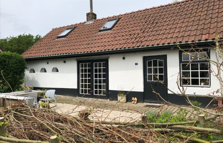 Vorderseite des Ferienhauses in Walsoorden, Zeeuws-Vlaanderen, mit grossem Innenhof.