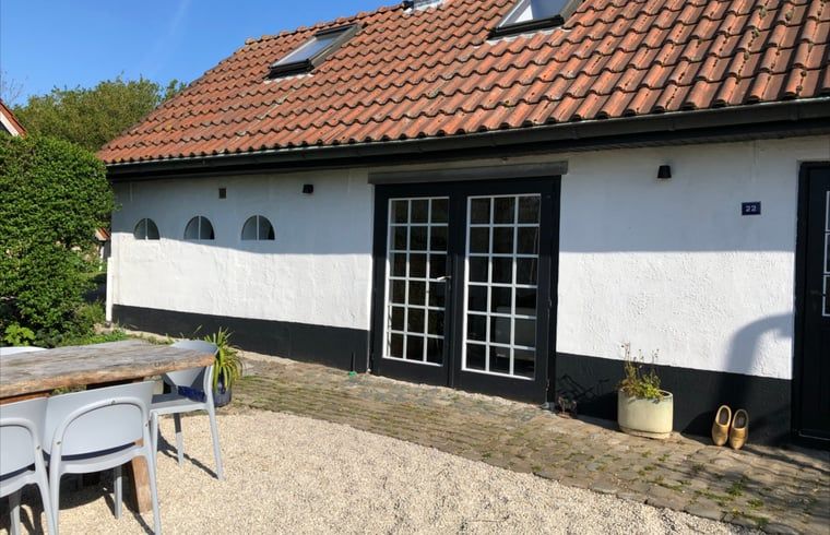Terrasse mit Garten in einem Ferienhaus in Walsoorden, Zeeuws-Vlaanderen, ideal zum Entspannen.
