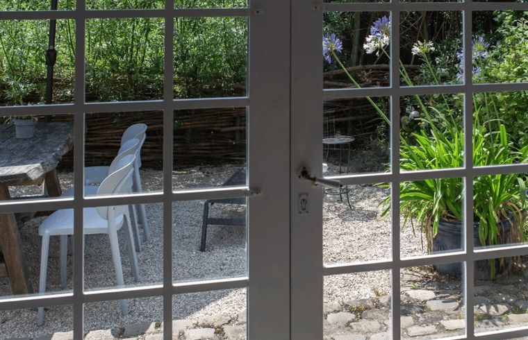 Blick aus den Fenstern des Ferienhauses Walsoorden, Zeeuws-Vlaanderen, auf den bluehenden Garten.