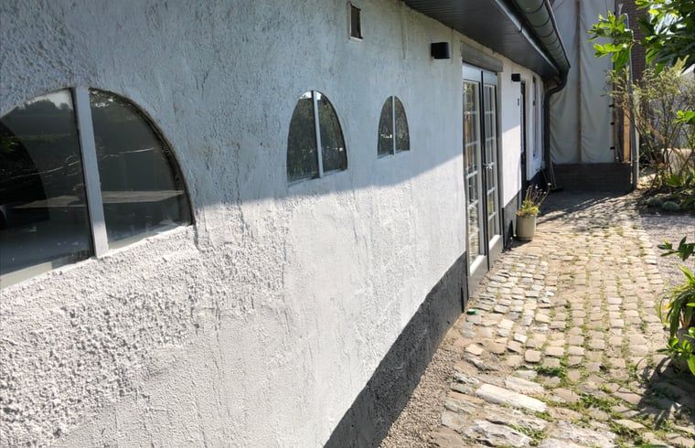 Charakteristische Seitenwand eines Ferienhauses in Walsoorden, Zeeuws-Vlaanderen, mit einzigartigen Fenstern.