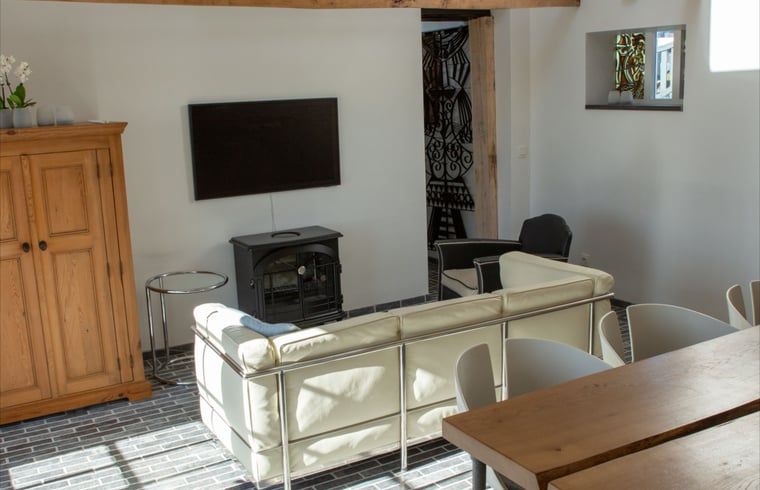 Gemuetliches Wohnzimmer im Ferienhaus Walsoorden, Zeeuws-Vlaanderen, mit moderner Einrichtung.