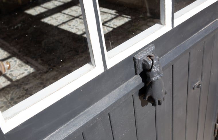 Authentischer Tuerknauf eines Ferienhauses in Walsoorden, Zeeland Flandern, mit einzigartigen Details.