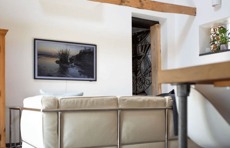 Gemuetliche Sitzecke im Ferienhaus Walsoorden, Zeeuws-Vlaanderen, mit Kunst an der Wand.