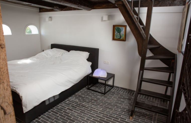 Geraeumiges Schlafzimmer im Ferienhaus Walsoorden, Zeeuws-Vlaanderen, mit moderner Einrichtung.