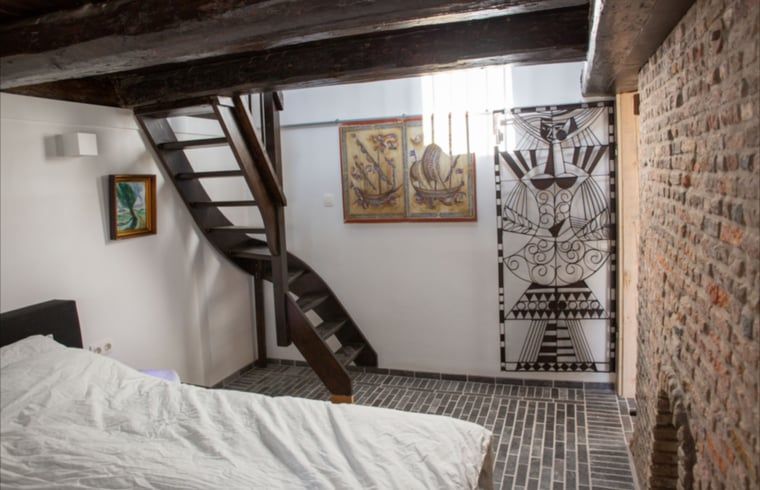 Einzigartiges Schlafzimmer im Ferienhaus Walsoorden, Zeeland-Flandern, mit kuenstlerischen Akzenten.