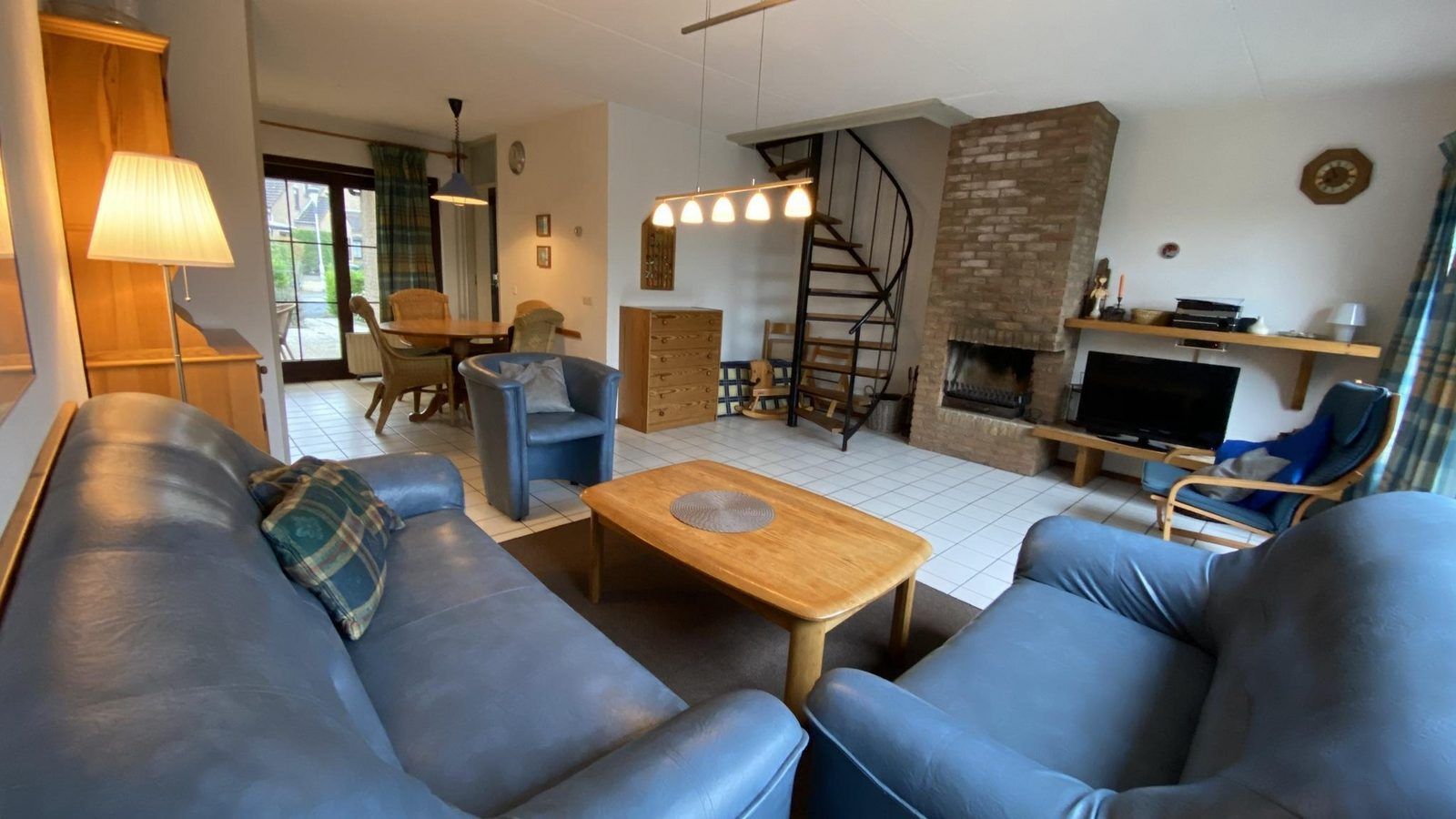 Geraeumiges Wohnzimmer mit Kamin im Ferienhaus VZ919 in Retranchement, Zeeuws-Vlaanderen.