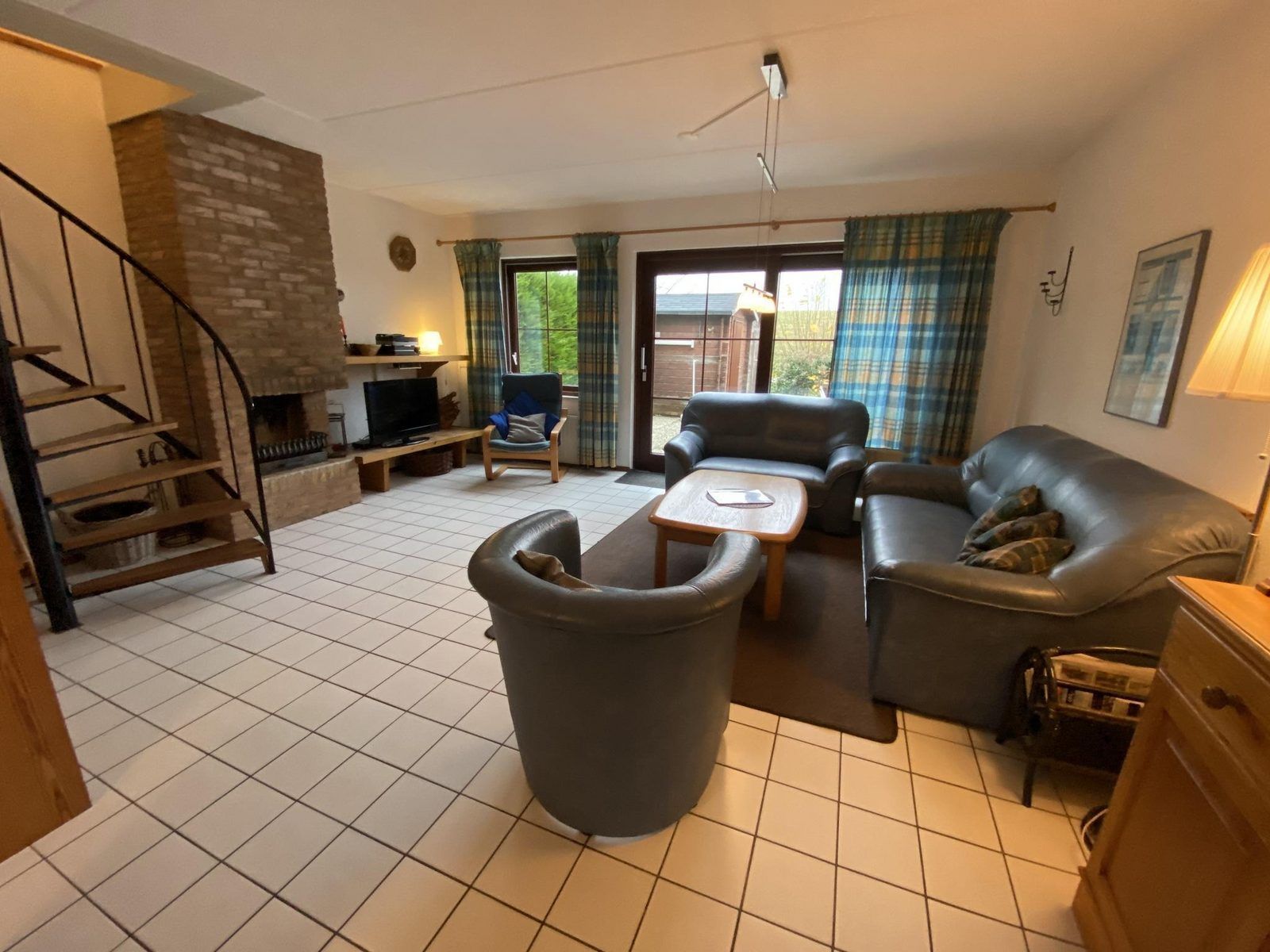 Helles Wohnzimmer mit Kamin in VZ919 Ferienhaus in Retranchement, Zeeuws-Vlaanderen.