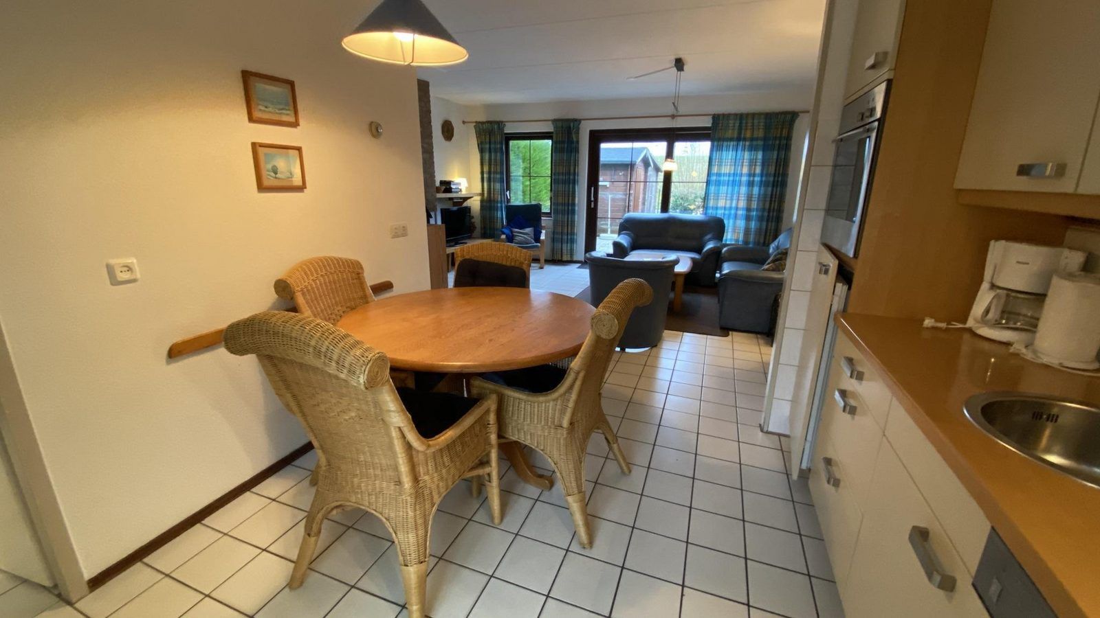 Gemuetliches Esszimmer im Ferienhaus VZ919 in Retranchement, ideal fuer Familienessen in Zeeland.