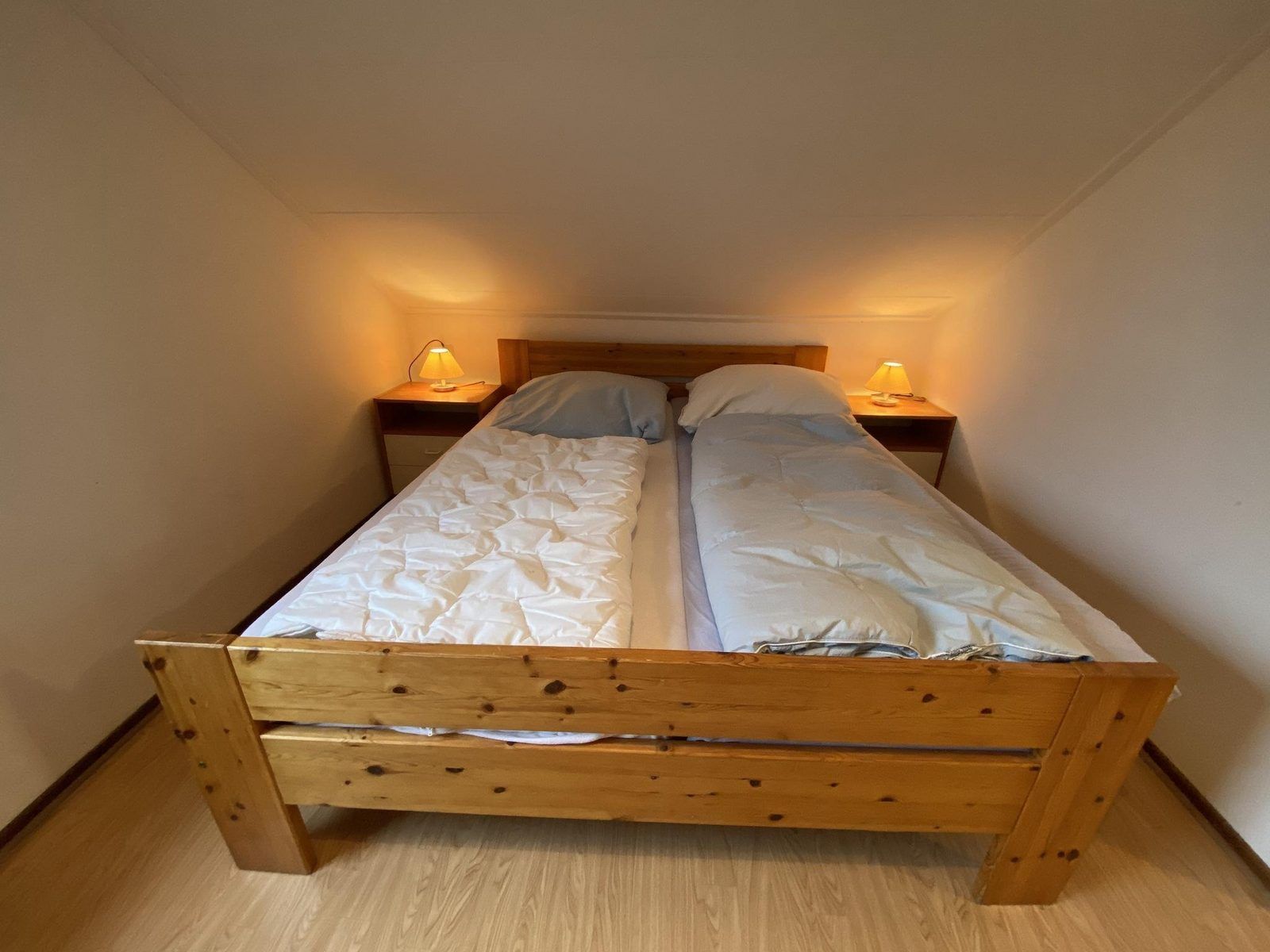 Schlafzimmer mit Doppelbett in VZ919 Ferienhaus in Retranchement, Zeeuws-Vlaanderen, Zeeland.