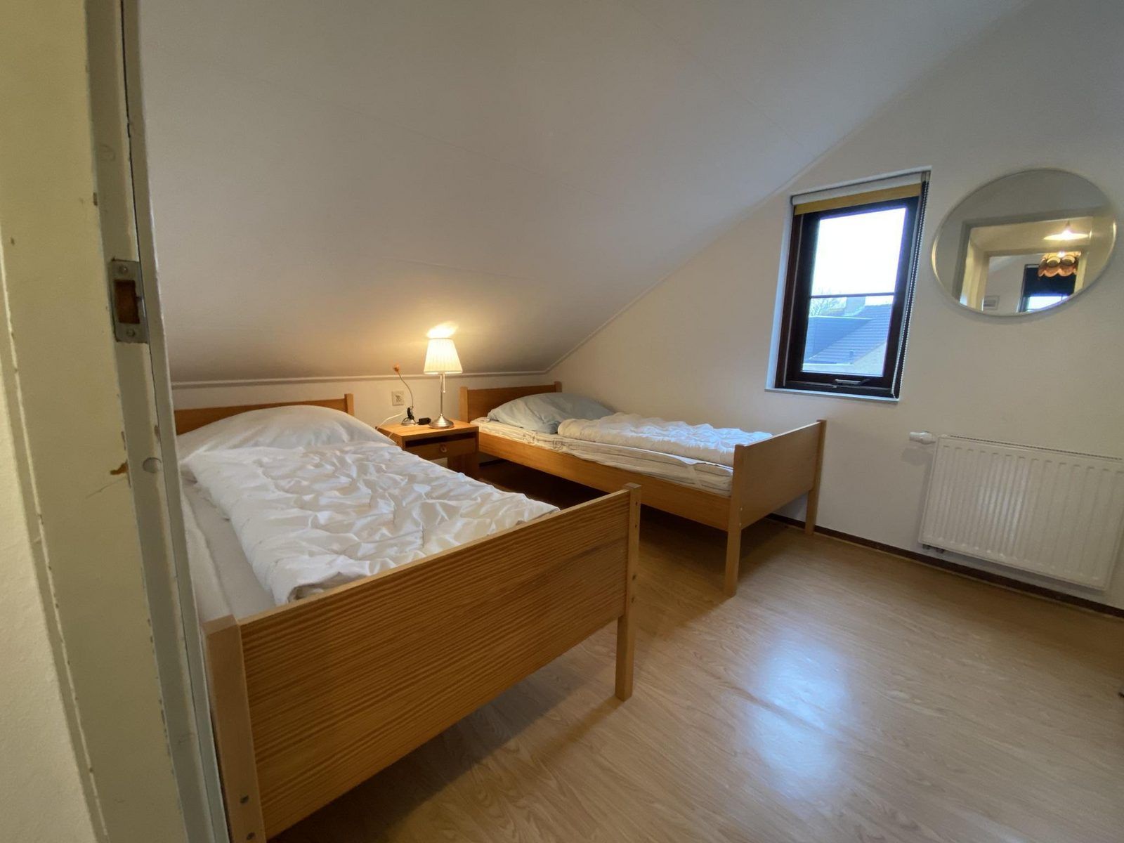 Doppelzimmer mit Holzbetten in VZ919 Ferienhaus in Retranchement, Zeeuws-Vlaanderen.
