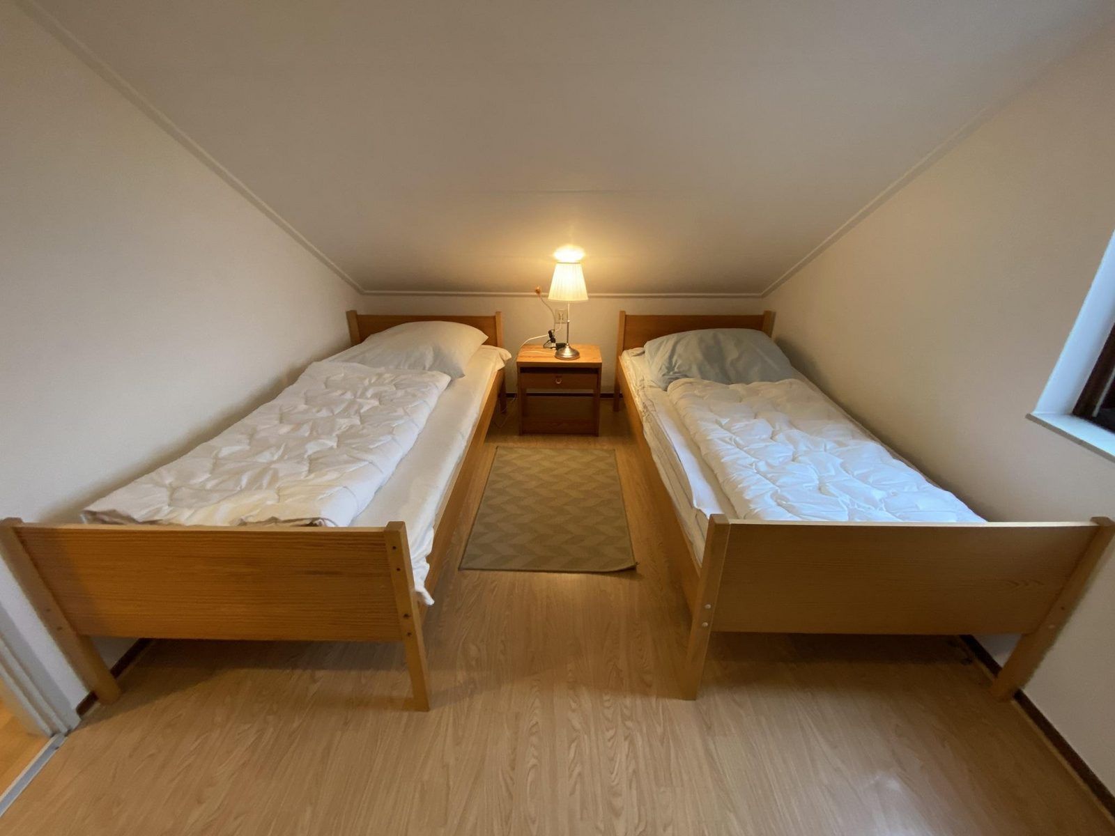 Komfortables Schlafzimmer mit zwei Betten im Ferienhaus VZ919 in Retranchement, Zeeland.