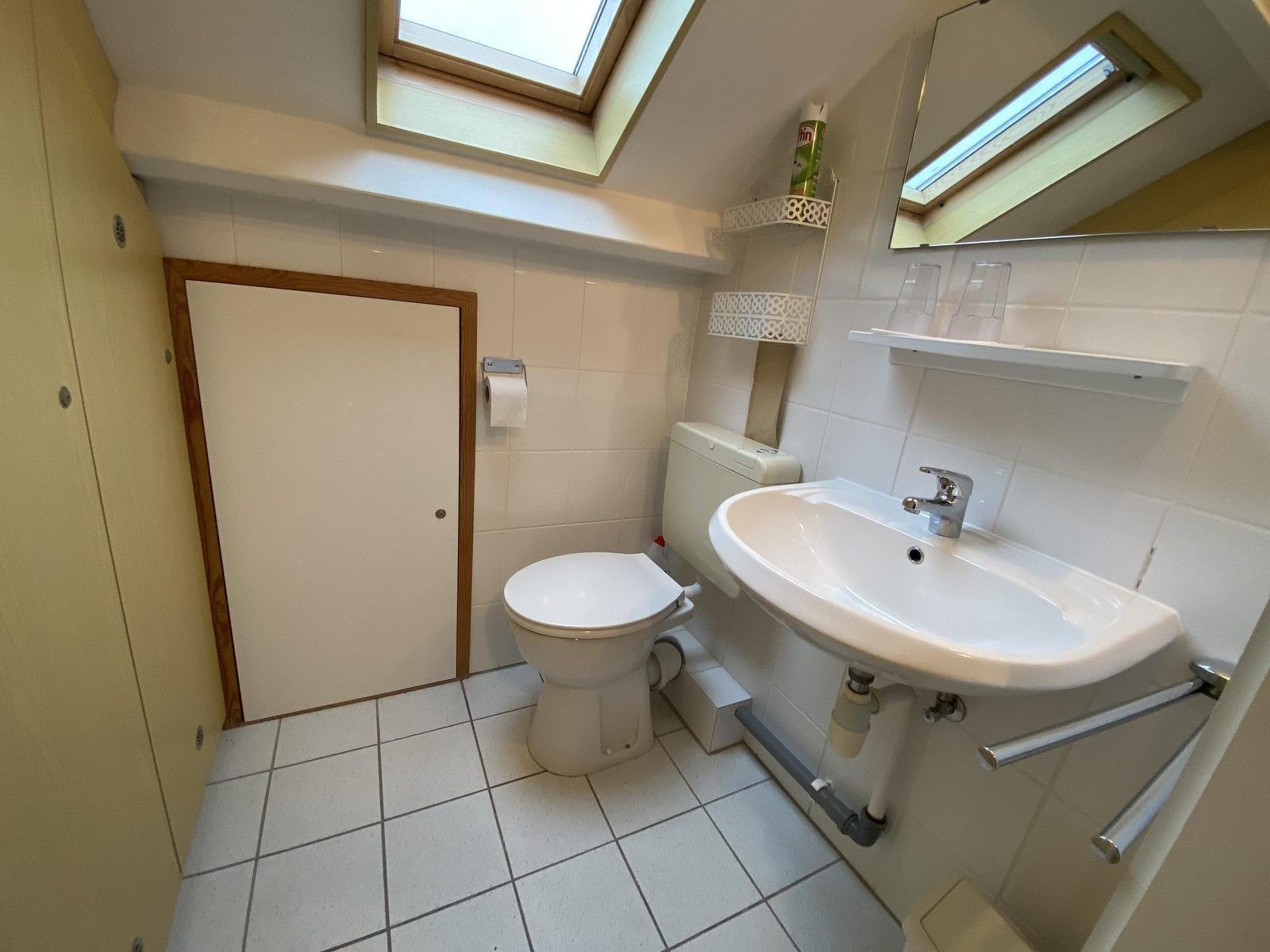 Kompaktes Badezimmer mit Dachfenster in VZ919 Ferienhaus in Retranchement, Zeeuws-Vlaanderen, Zeeland.