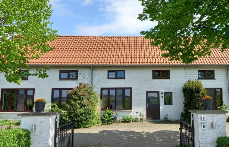 Gezellige voorgevel van Vakantiehuisje in IJzendijke, Zeeuws-Vlaanderen, Zeeland.