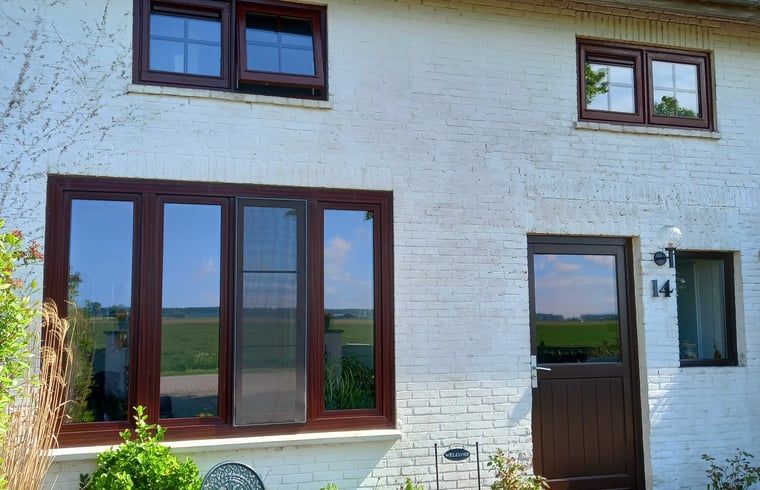 Ingang van Vakantiehuisje in IJzendijke, Zeeuws-Vlaanderen met uitzicht op de velden.