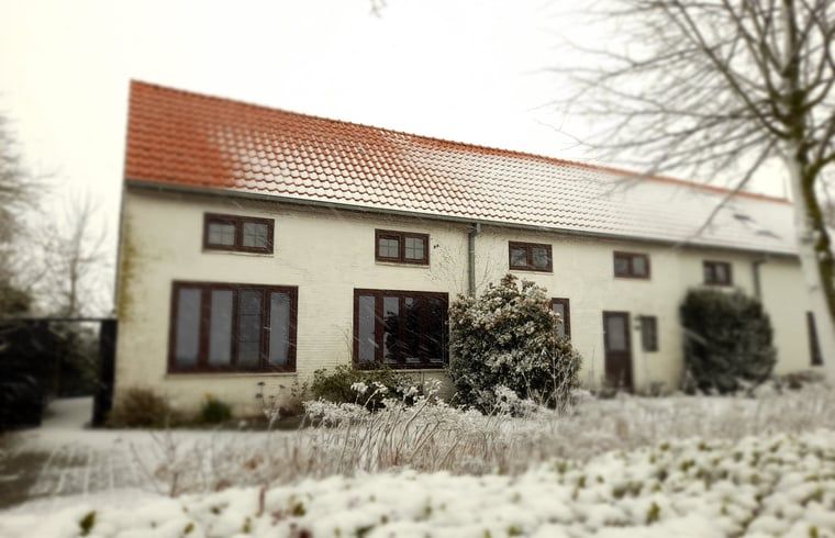 Sneeuw bedekt Vakantiehuisje in IJzendijke, Zeeuws-Vlaanderen in winterse sfeer.