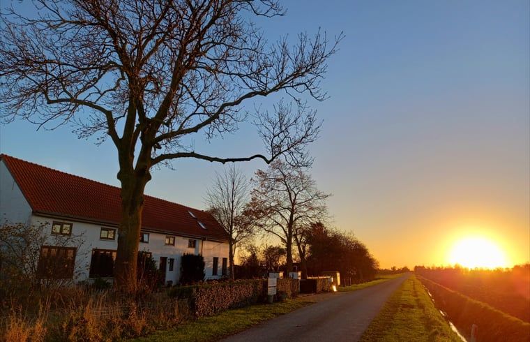 Adembenemende zonsondergang bij Vakantiehuisje in IJzendijke, Zeeuws-Vlaanderen, Zeeland.