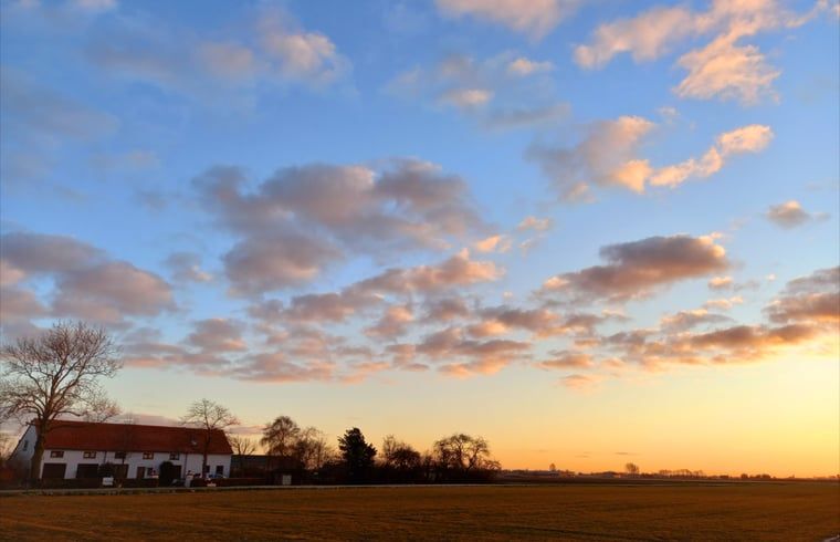 Zonsondergang boven Vakantiehuisje in IJzendijke, Zeeuws-Vlaanderen, Zeeland.