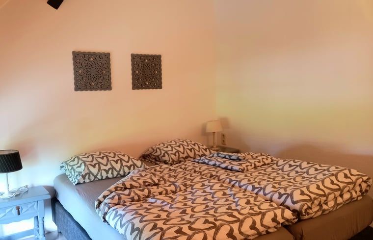 Comfortabele slaapkamer in Vakantiehuisje in IJzendijke, Zeeuws-Vlaanderen.