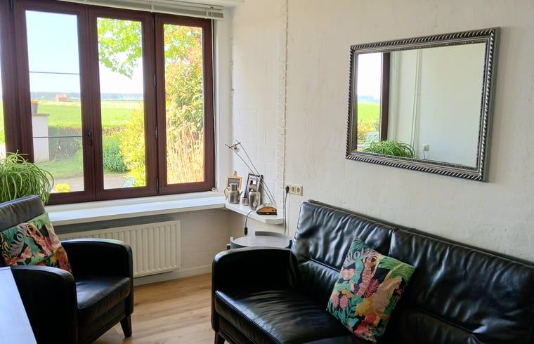Gezellige woonkamer in Vakantiehuisje in IJzendijke, Zeeuws-Vlaanderen, Zeeland.