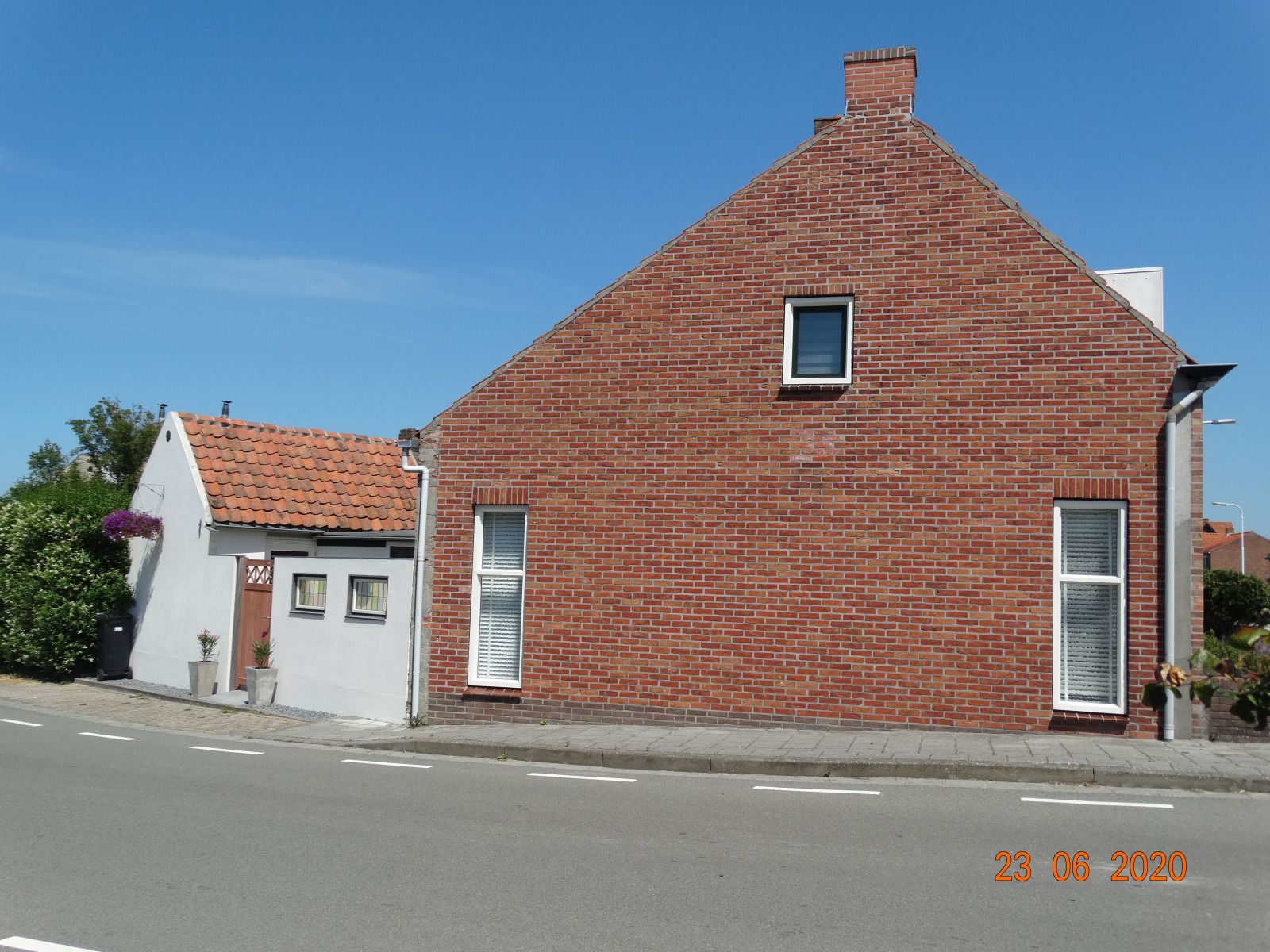 Open dining and living room in vacation home ZE1542, Biervliet, Zeeuws-Vlaanderen.