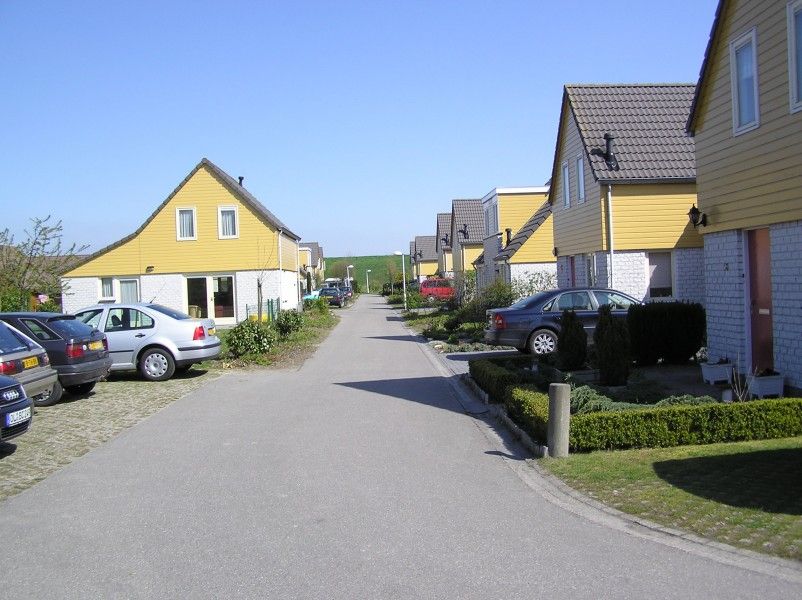 Street view of vacation homes in Wemeldinge, South Beveland, with views of the surrounding area.