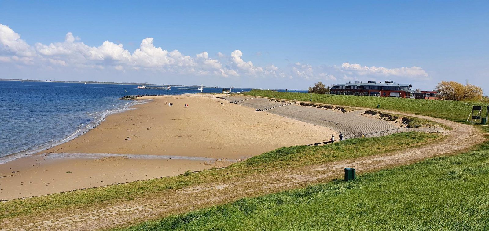 Sandy beach near Holiday home Waterresort Oosterschelde - house no. 38 in Wemeldinge, ideal for beach lovers.