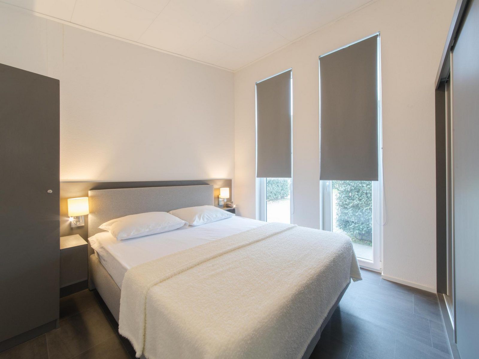 Schlafzimmer im Ferienhaus Waterresort Oosterschelde Haus Nr. 91, Wemeldinge, mit bequemem Doppelbett und ruhiger Atmosphaere.