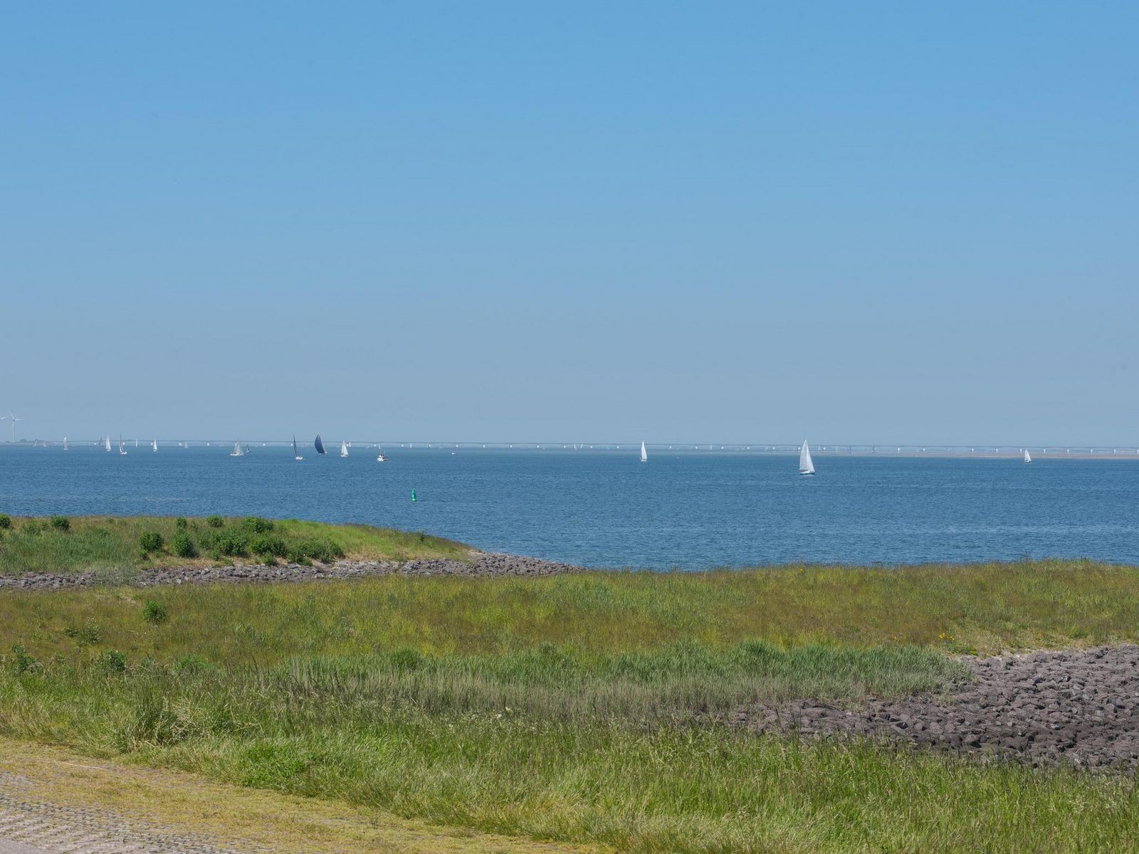 Blick auf die Oosterschelde vom Ferienhaus Waterresort Oosterschelde Haus Nr. 91, Wemeldinge, mit Segelbooten auf dem Wasser.