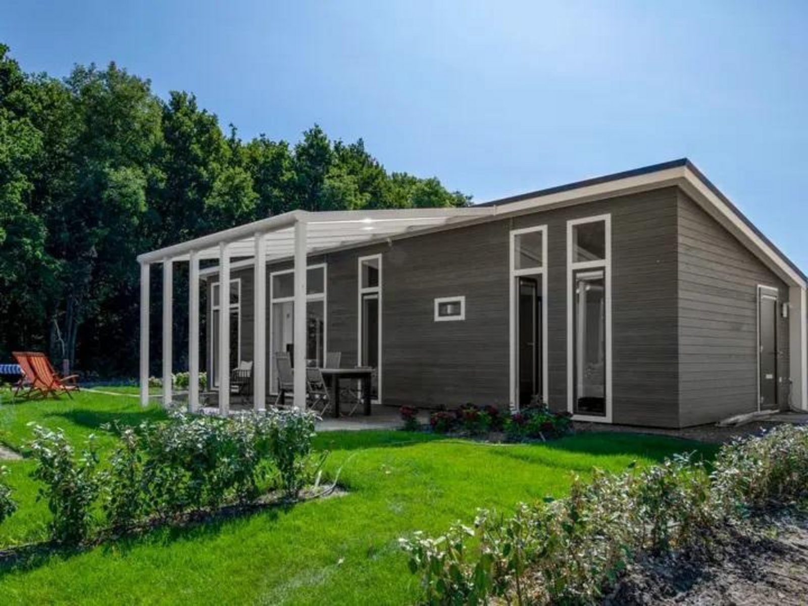 Modernes Aeusseres des Ferienhauses Waterresort Oosterschelde, Hausnummer 101, gelegen im gruenen Wemeldinge, Zuid-Beveland.