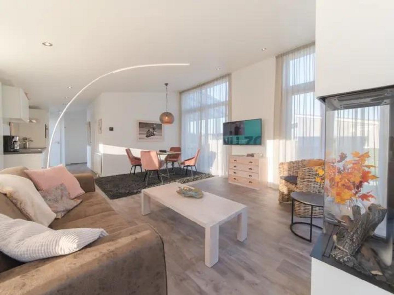 Stilvolles Wohnzimmer im Ferienhaus Waterresort Oosterschelde, Hausnummer 101, mit moderner Einrichtung in Wemeldinge, Zeeland.