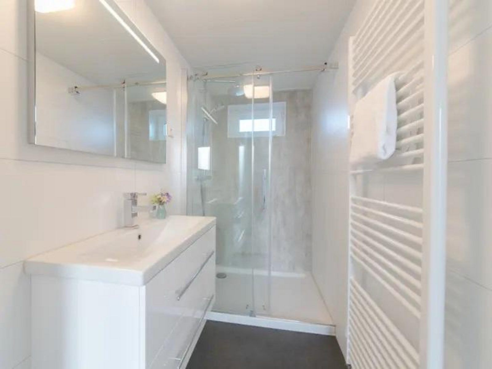 Modernes Badezimmer mit Dusche im Ferienhaus Waterresort Oosterschelde, ideal fuer einen luxurioesen Aufenthalt in Wemeldinge, Zeeland.