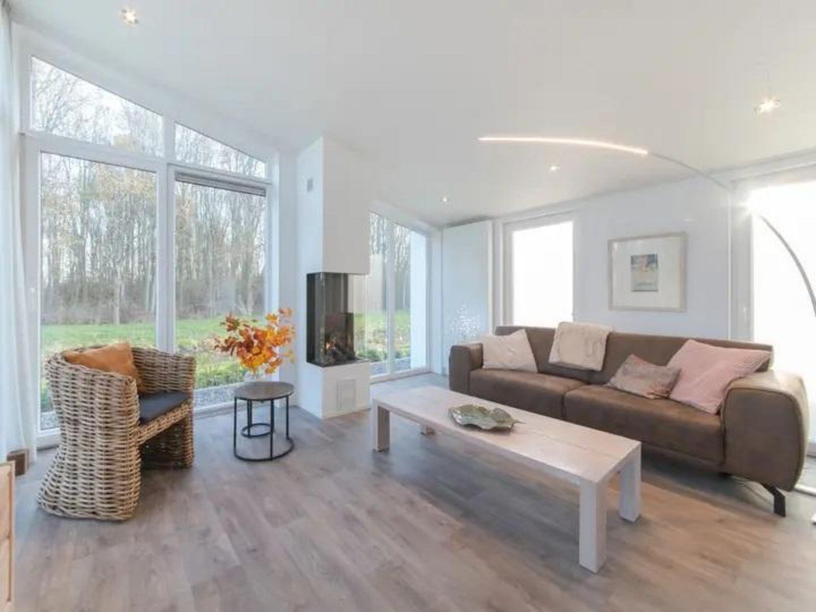 Geraeumiges Wohnzimmer mit Blick auf die Natur im Ferienhaus Waterresort Oosterschelde, ideal fuer einen erholsamen Aufenthalt.