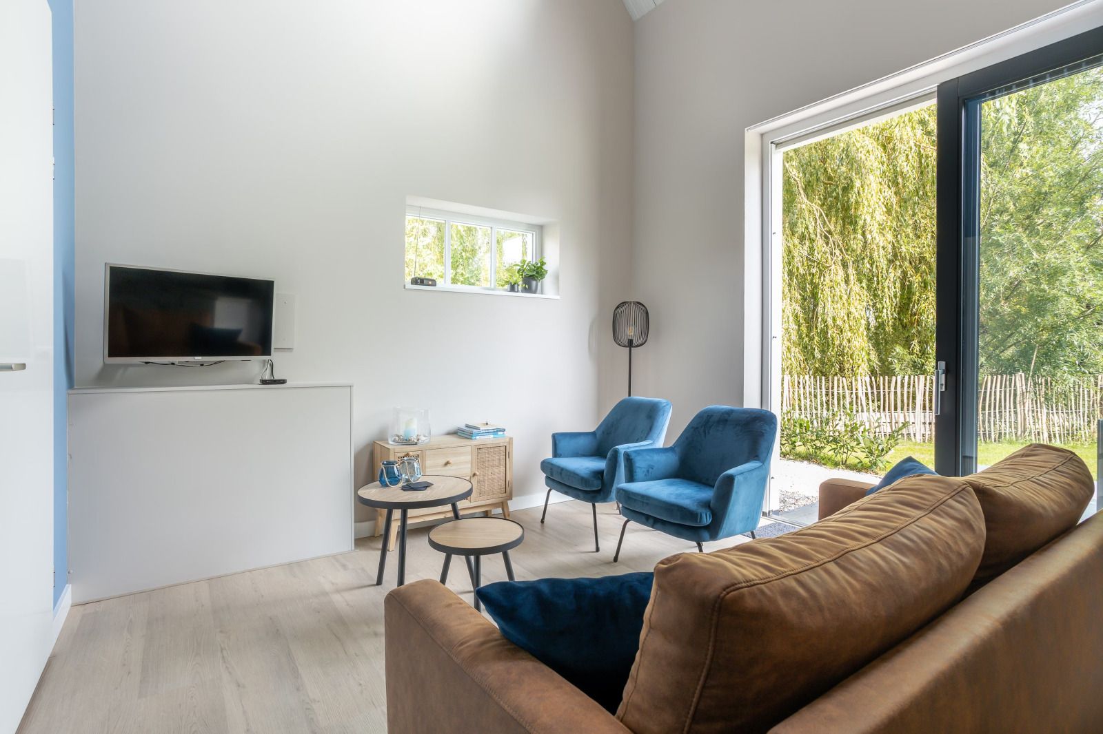 Gemuetliches Wohnzimmer im Ferienhaus ZE1455, Wemeldinge, mit bequemen Stuehlen.