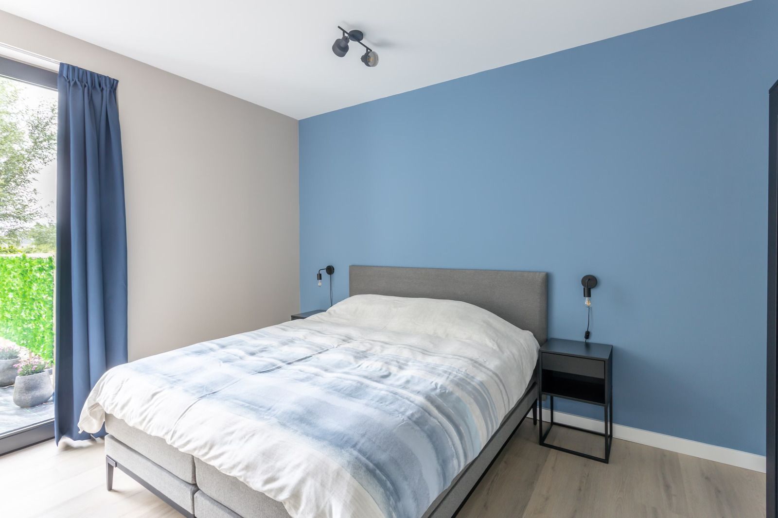 Schlafzimmer im Ferienhaus ZE1455, Wemeldinge, mit bequemem Doppelbett.