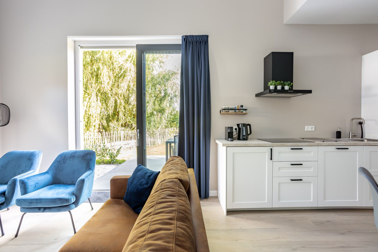 Innenraum des Ferienhauses ZE1455, Wemeldinge, mit offenem Wohnbereich und Kueche.