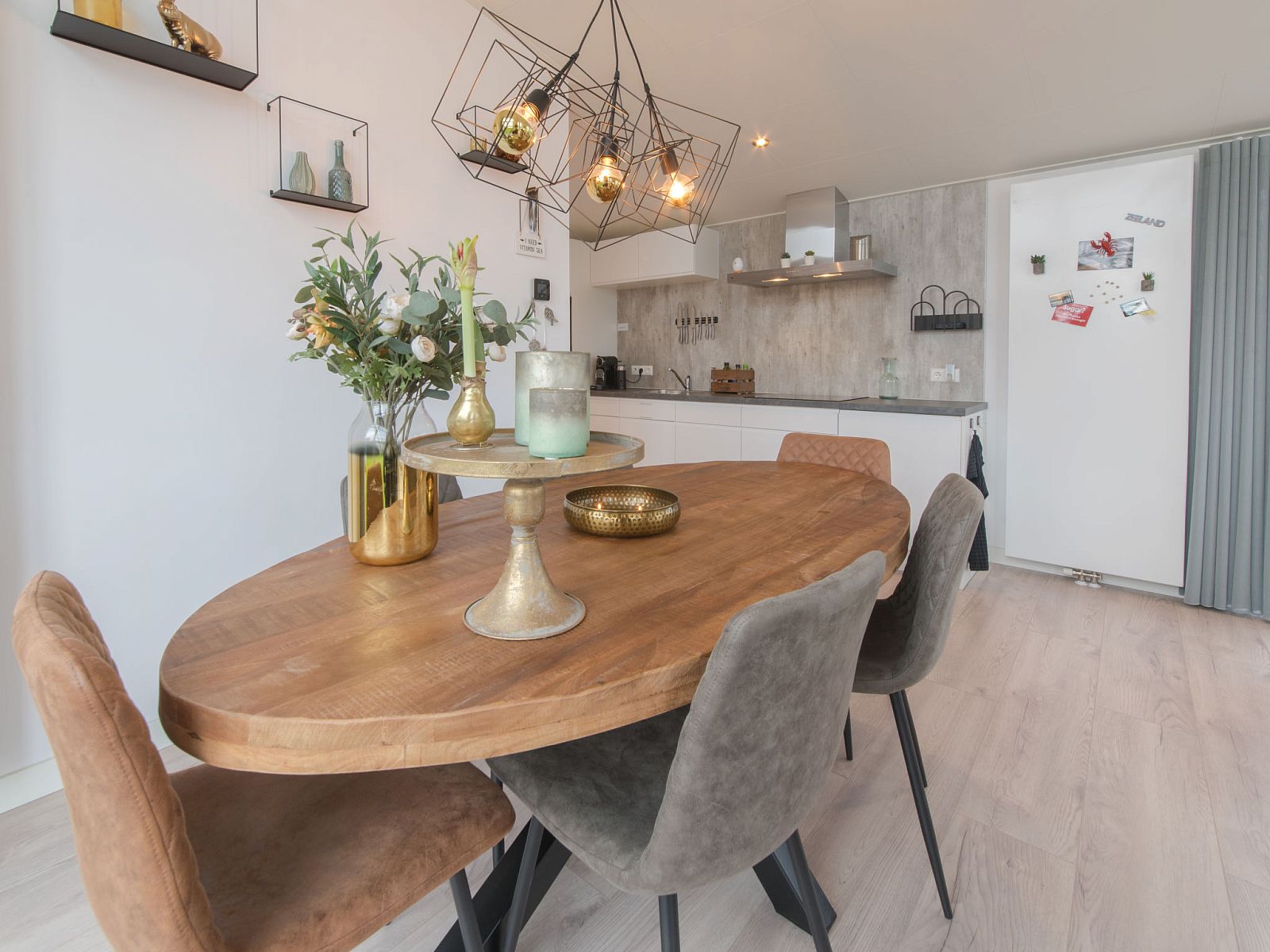 Stilvolles Esszimmer im Ferienhaus Ruisweg 34, Wemeldinge, mit moderner Einrichtung und warmer Atmosphaere.