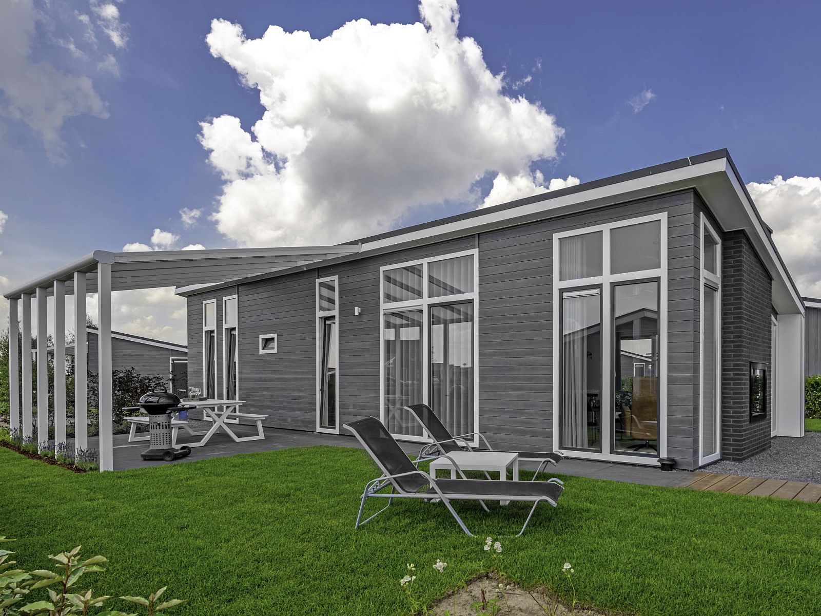 Aussenterrasse des Ferienhauses Ruisweg 34 in Wemeldinge, ideal fuer sonnige Tage in Zeeland.