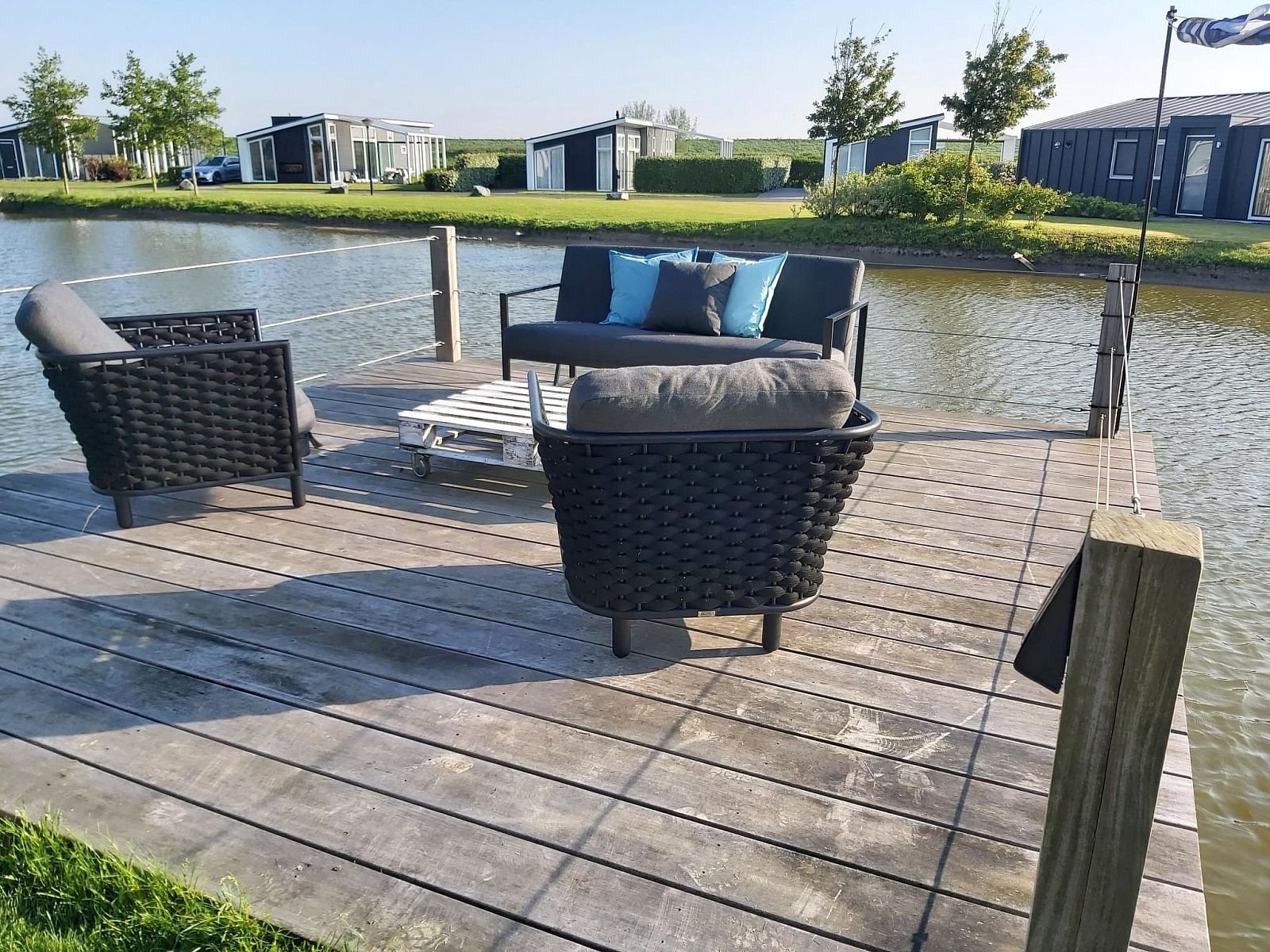 Privater Steg des Ferienhauses Ruisweg 34 in Wemeldinge, ideal zum Entspannen am Wasser.