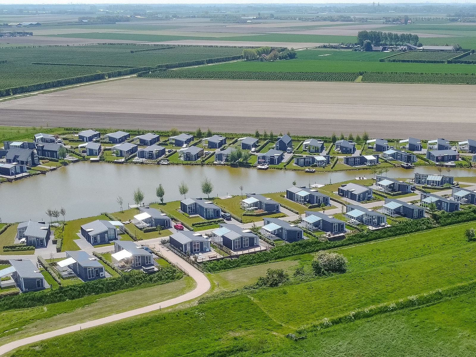 Luftaufnahme des Ferienhauses Ruisweg 34 in Wemeldinge, zeigt schoene Lage in Zeeland.