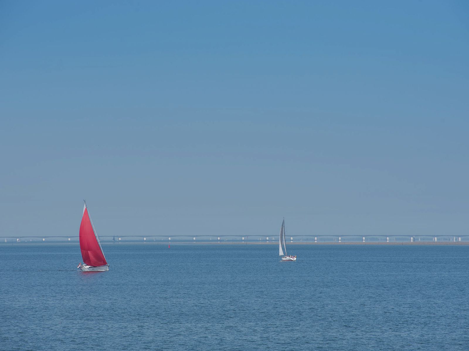 Segelboote auf der Oosterschelde, in der Naehe des Ferienhauses Ruisweg 34, Wemeldinge, fuer ein maritimes Erlebnis.