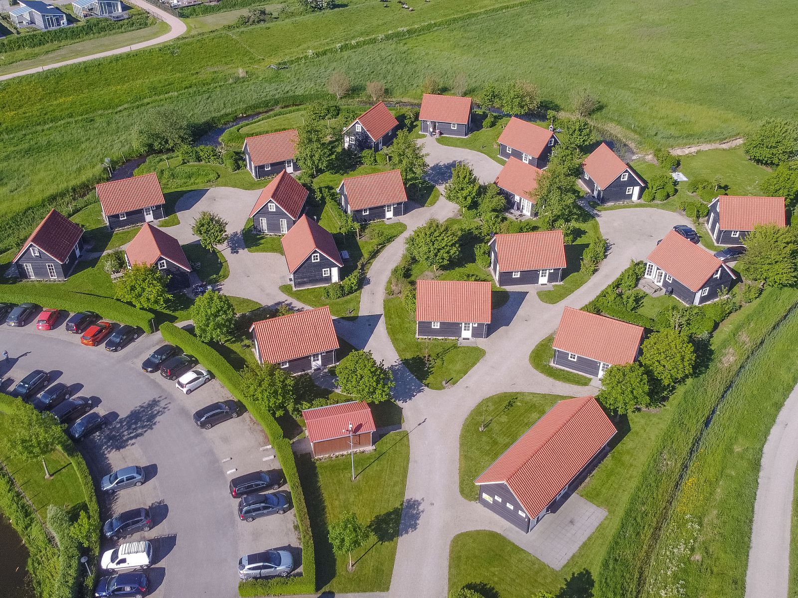 Blick von oben auf den Park des Ferienhauses Zeeland Cottage Wemeldinge, Zuid-Beveland, Zeeland.