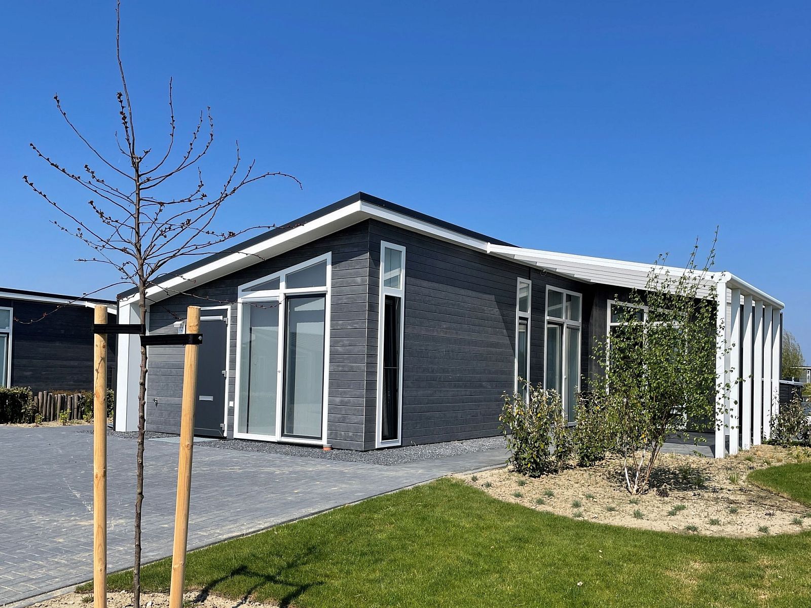 Vakantiehuis Ruisweg 12 in Wemeldinge, een modern vakantiehuis in Zuid-Beveland, Zeeland, met strakke architectuur en ruime tuin.