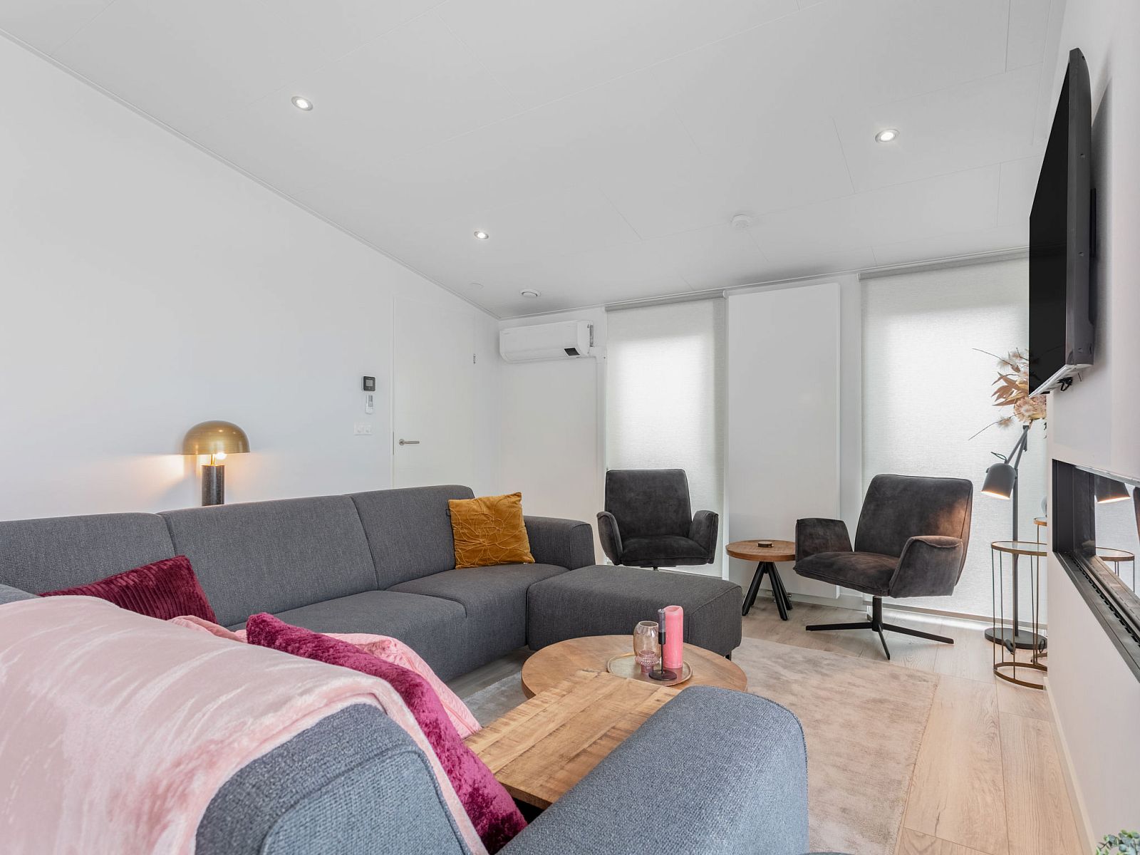 Stijlvolle woonkamer in Vakantiehuis Ruisweg 12, Wemeldinge, Zuid-Beveland, met ruime zithoek en moderne decoratie.