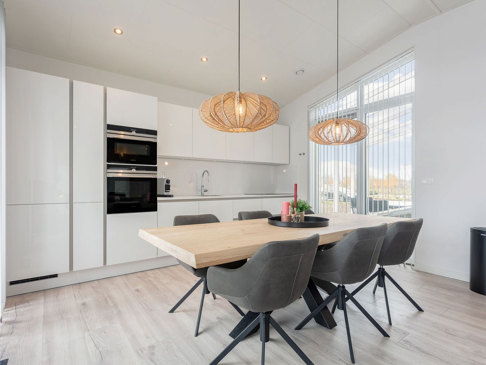 Moderne keuken in Vakantiehuis Ruisweg 12, Wemeldinge, Zeeland, met ruime eettafel en veel daglicht.