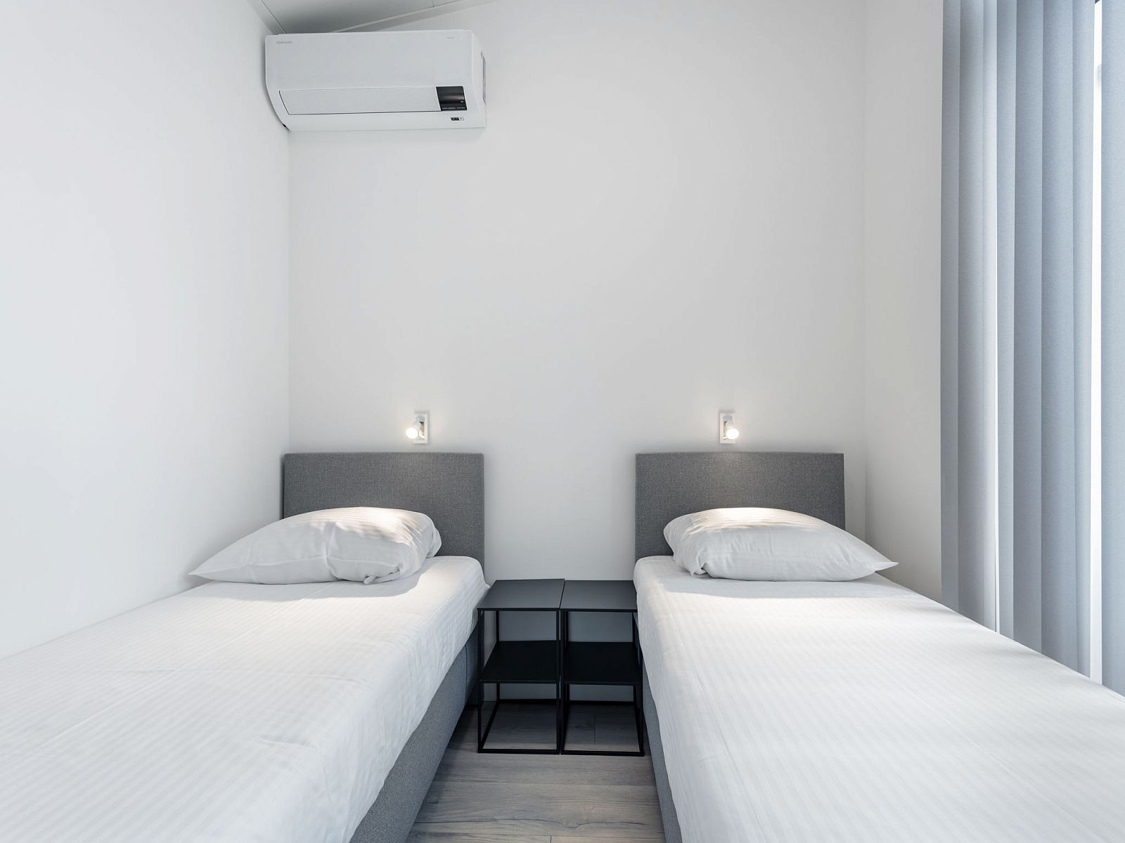 Slaapkamer met twee eenpersoonsbedden in Vakantiehuis Ruisweg 12, Wemeldinge, Zuid-Beveland, ideaal voor kinderen.