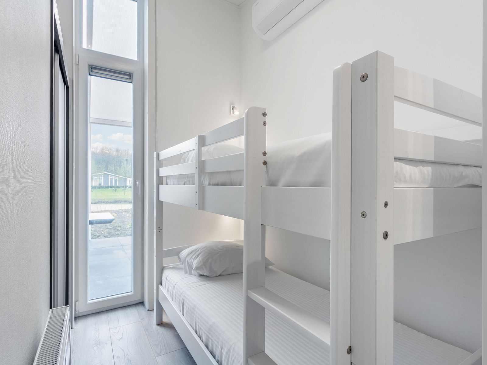 Knusse kinderkamer met stapelbed in Vakantiehuis Ruisweg 12, Wemeldinge, Zeeland, perfect voor een gezin.