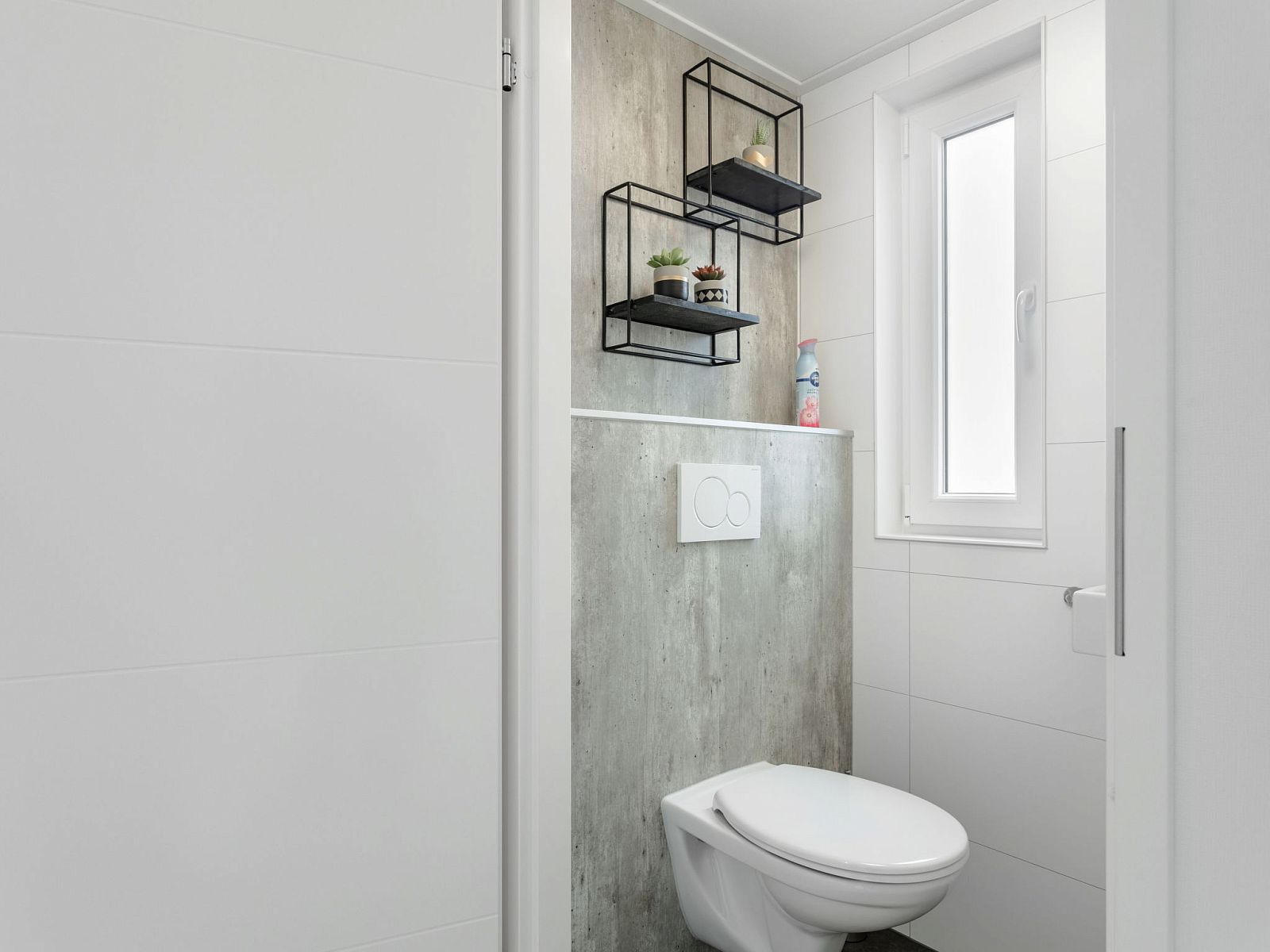 Stijlvolle toiletruimte in Vakantiehuis Ruisweg 12, Wemeldinge, Zeeland, met moderne afwerking en decoratie.